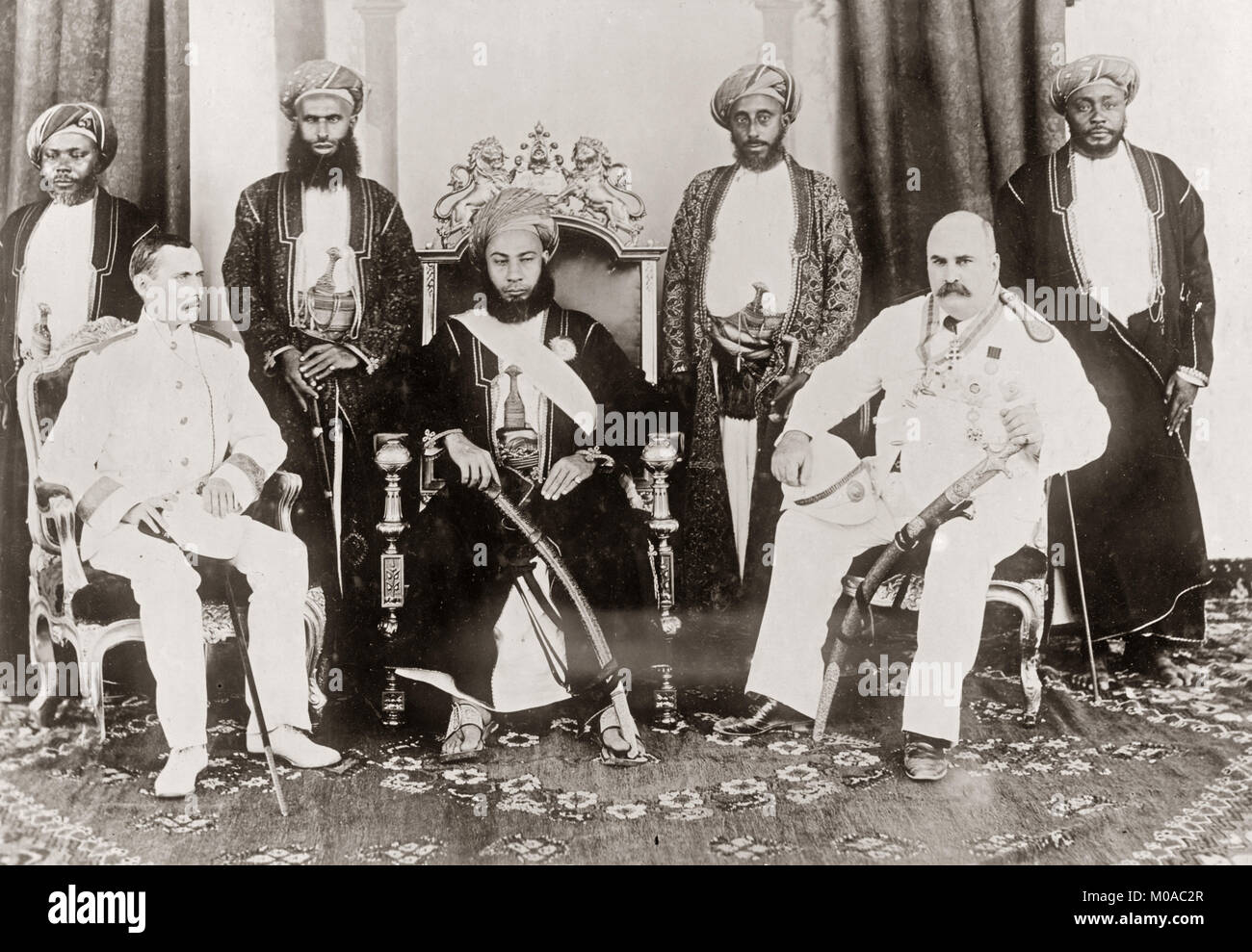 1890 Hamad bin Thuwaini di Zanzibar e i funzionari britannici Foto Stock