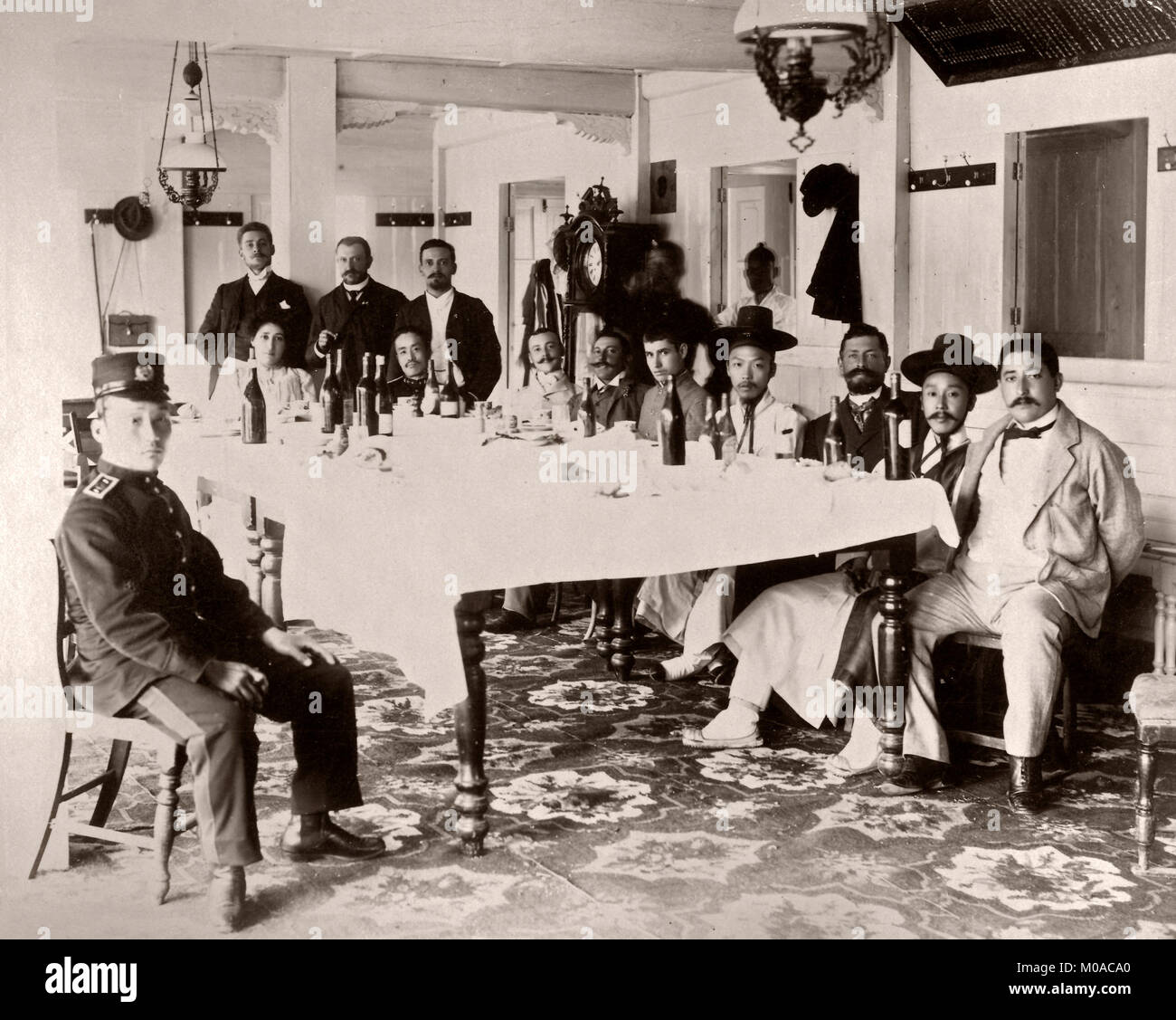 Il francese e il coreano imprenditori insieme da pranzo, Seoul, Corea, c.1900 Foto Stock