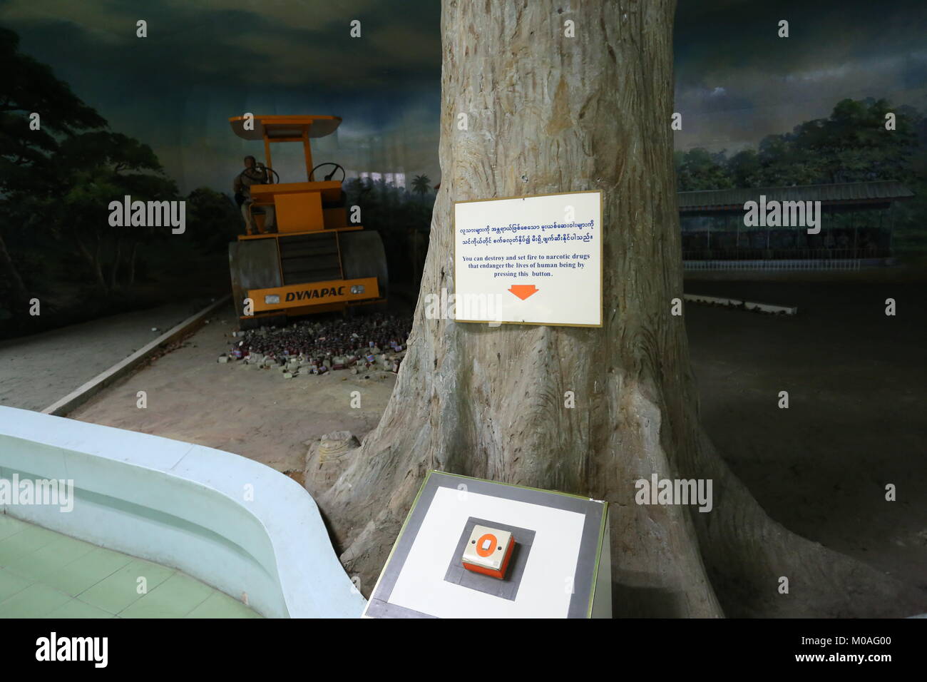 Il farmaco eliminazione Museum di Yangon è riempito con display di segnalazione di pericoli e rischi della tossicodipendenza. Foto Stock