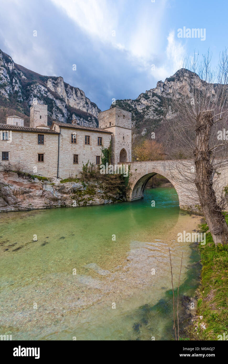 Abbazia di San Vittore alle Chiuse (Italia) - un borgo medievale in pietra con abbazia cattolica nel municipale og Genga, Regione Marche, accanto le grotte di Frasassi Foto Stock