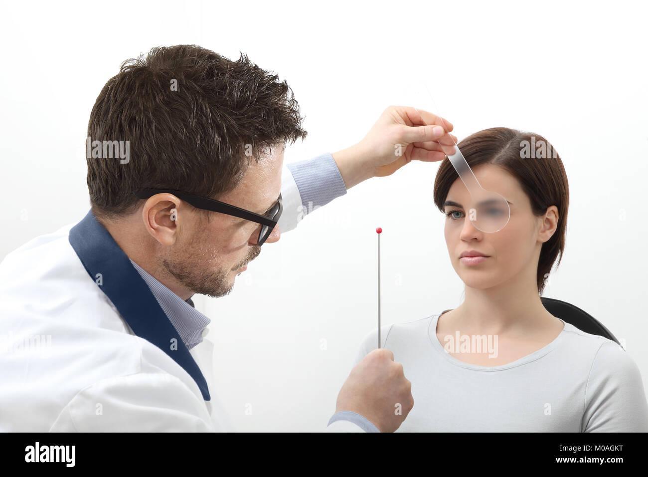 All'ottico optometrista l'esame della vista, donna paziente rivolta verso la sfera, Nsuco saccadico test movimenti Foto Stock