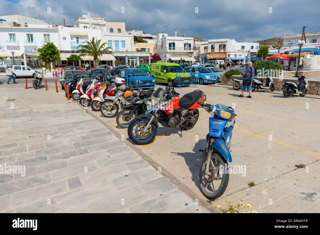 MILOS, Grecia - 17 Maggio 2017: Classic scooter parcheggiato sulla strada di Adamas città. Isola di Milos. Cicladi Grecia Foto Stock