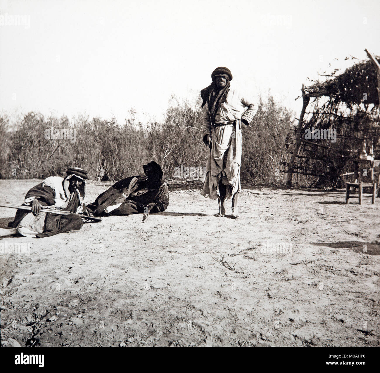 A fine ottocento o dei primi del XX secolo fotografia in bianco e nero di tre uomini beduino in Giordania, in Medio Oriente. Foto Stock