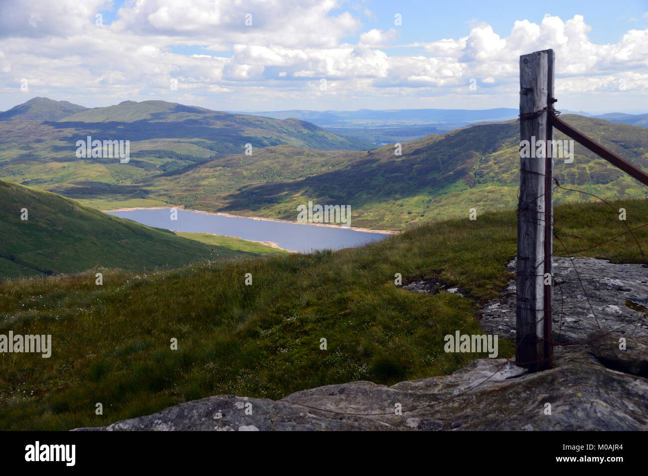 La montagna scozzese Graham Ben Venue e Loch Arklet in Glen Arklet dal Corbett Beinn un Choin nelle Highlands scozzesi, UK. Foto Stock