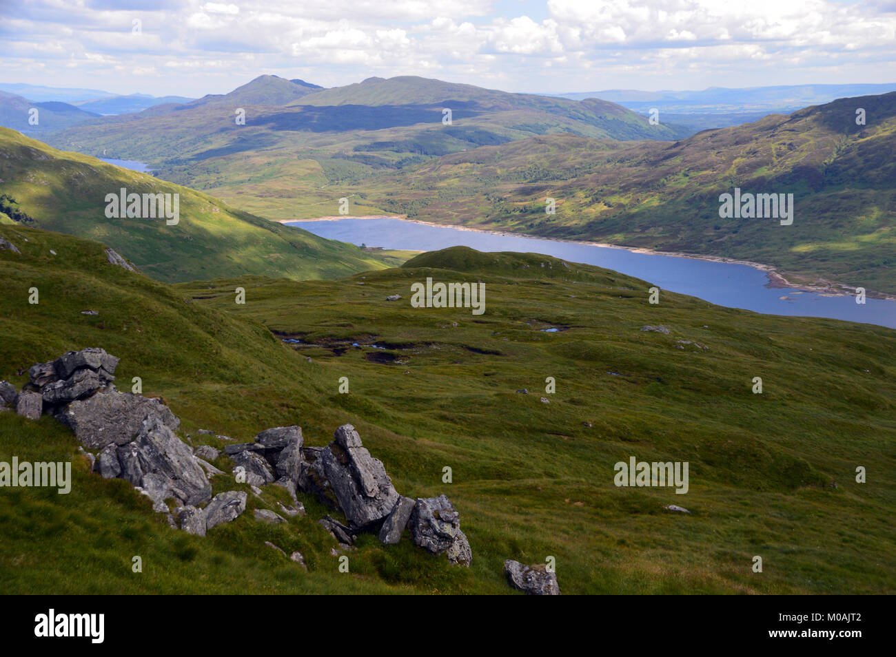 La montagna scozzese Graham Ben Venue e Loch Arklet in Glen Arklet dal Corbett Beinn un Choin nelle Highlands scozzesi, UK. Foto Stock