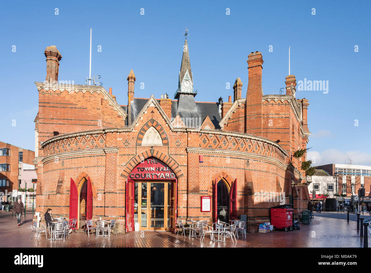 Il caffè del Municipio di Wokingham e l'area per mangiare all'aperto. Wokingham, Berkshire, Inghilterra, GB, Regno Unito Foto Stock