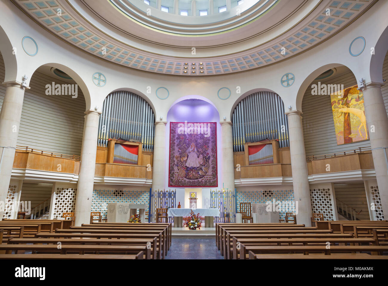 Londra, Gran Bretagna - 18 settembre 2017: la navata della chiesa di Notre Dame de la France. Foto Stock
