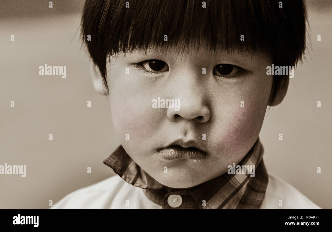 Triste bambino asiatico Foto Stock