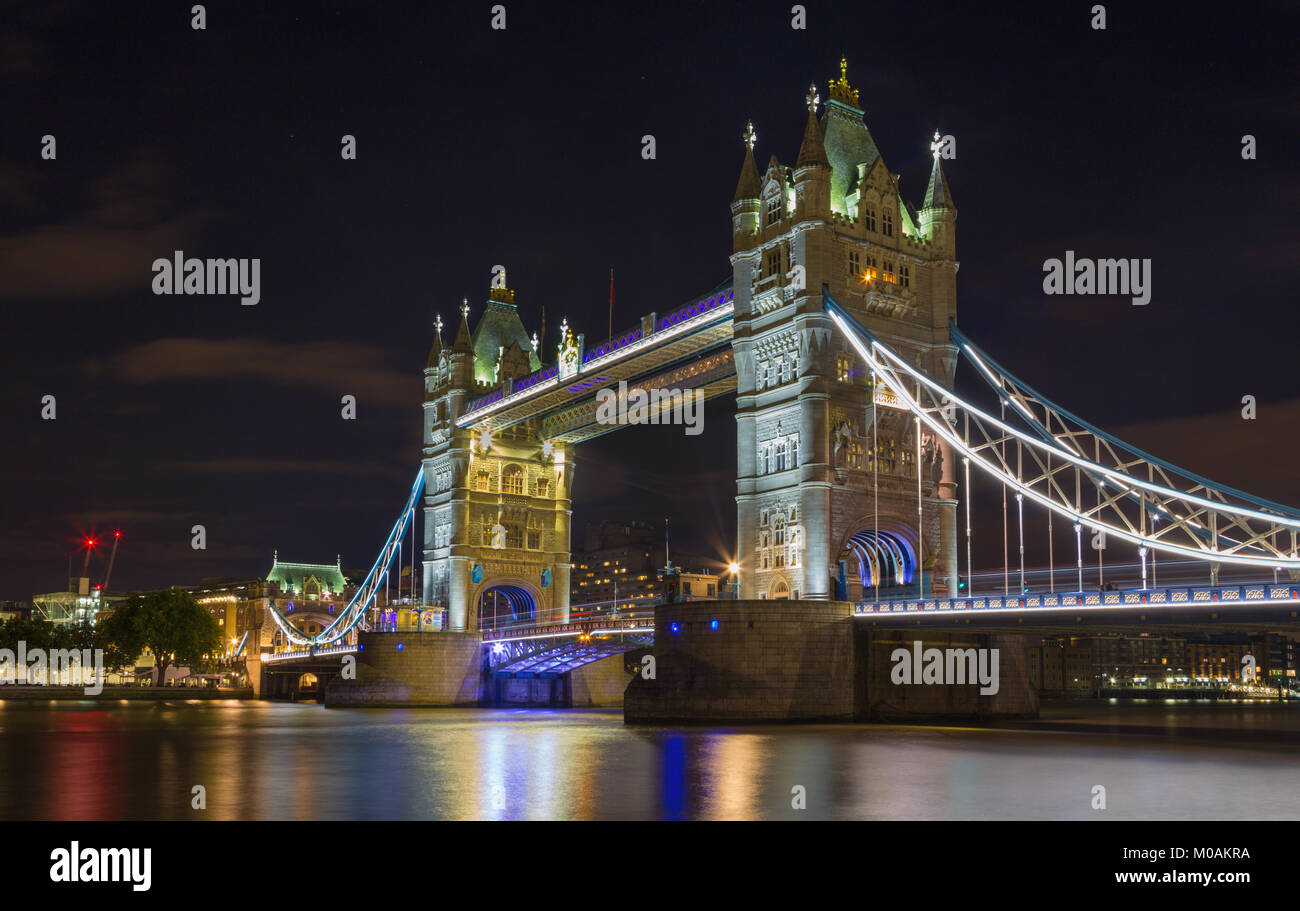 Londra - Il Tower Bridge di notte. Foto Stock