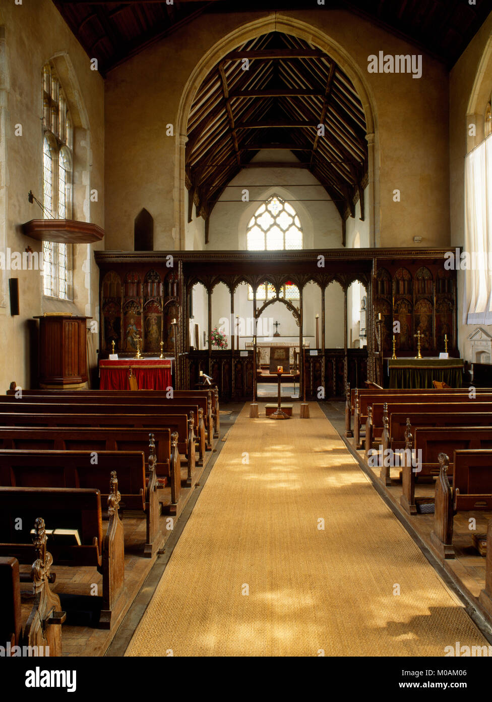 Navata di St Helen's Chiesa, Ranworth, fine C xv dipinto rood schermo con nord (L) e sud (R) altari laterali, & altare maggiore nel presbiterio oltre lo schermo. Foto Stock