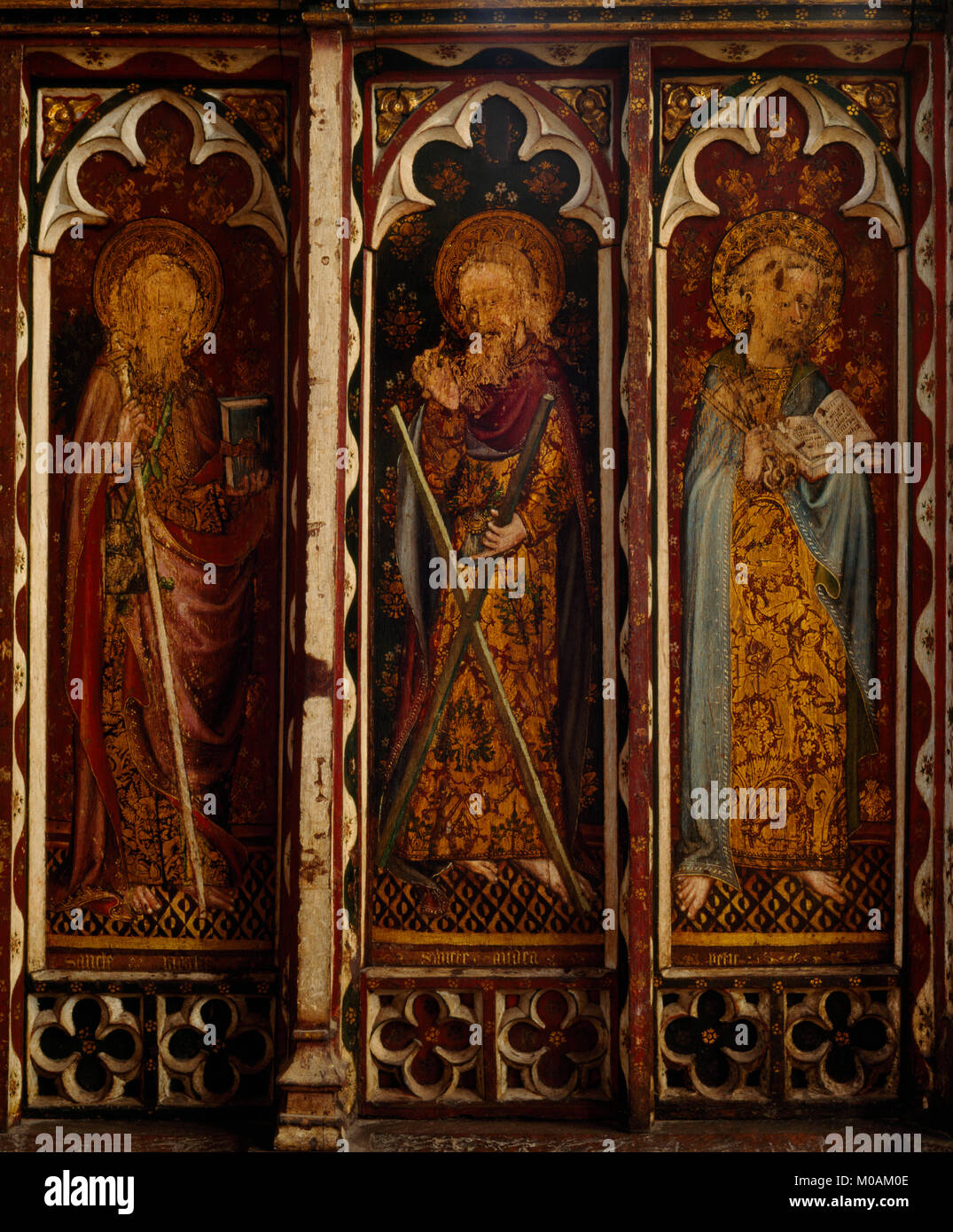 Tre dei dodici Apostoli dipinto su pannelli centrali del tardo XV C rood schermo nella Chiesa Ranworth, Norfolk: L-R St James il Grande, St Andrew & San Pietro Foto Stock