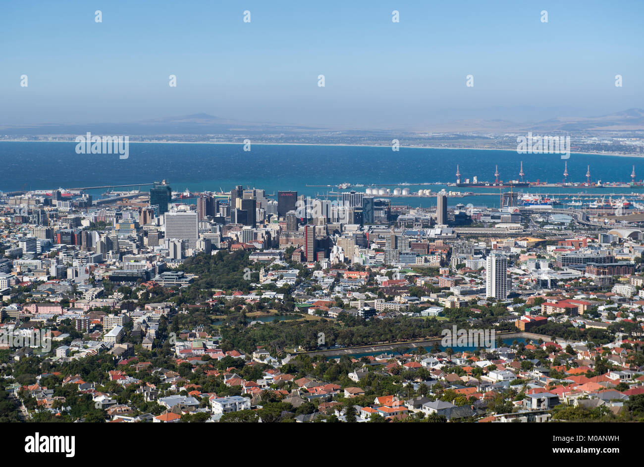 Vista del centro di Città del Capo dal piede di Table Mountain, Sud Africa Foto Stock