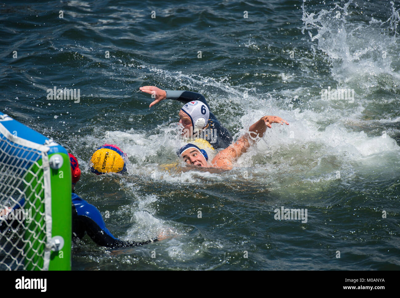 Azione da acqua a una partita di polo di essere riprodotti in Cape Town, Sud Africa Foto Stock