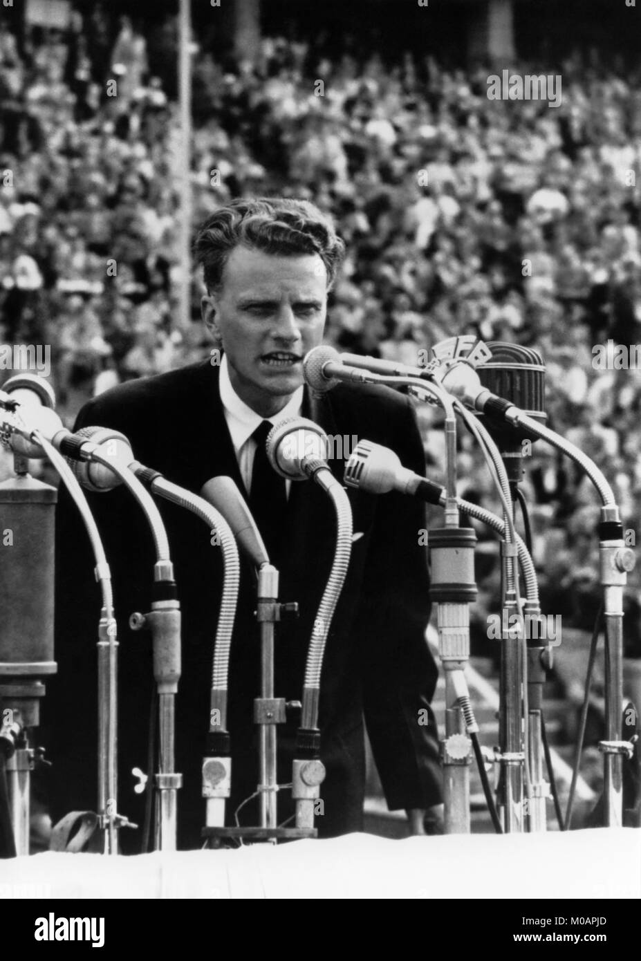 Evangelista americano Billy Graham rivolgendosi a una folla di oltre 100.000 presso lo Stadio Olimpico di Berlino in Germania nel mese di giugno, 1954. Foto Stock
