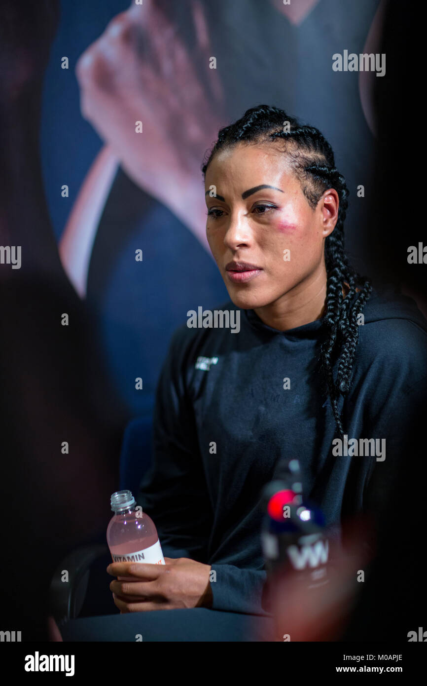 Norvegia, Bergen - Giugno 10, 2017. Il Norvegese boxer professionale Cecilia Braekhus visto alla conferenza stampa dopo la lotta contro Erica Farias a Bergen. La lotta è noto come la battaglia di Bergen. (Photo credit: Gonzales foto - Jarle H. Moe). Foto Stock