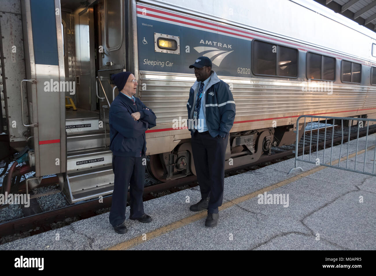 Due maschio Amtrak porter dipendenti aventi una conversazione mentre in corrispondenza di una stazione break in Florida. Foto Stock