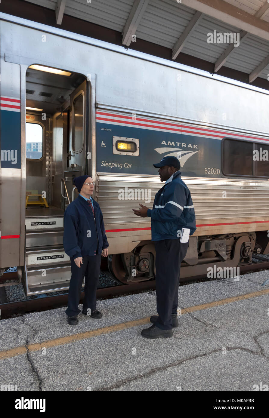 Due maschio Amtrak porter dipendenti aventi una conversazione mentre in corrispondenza di una stazione break in Florida. Foto Stock