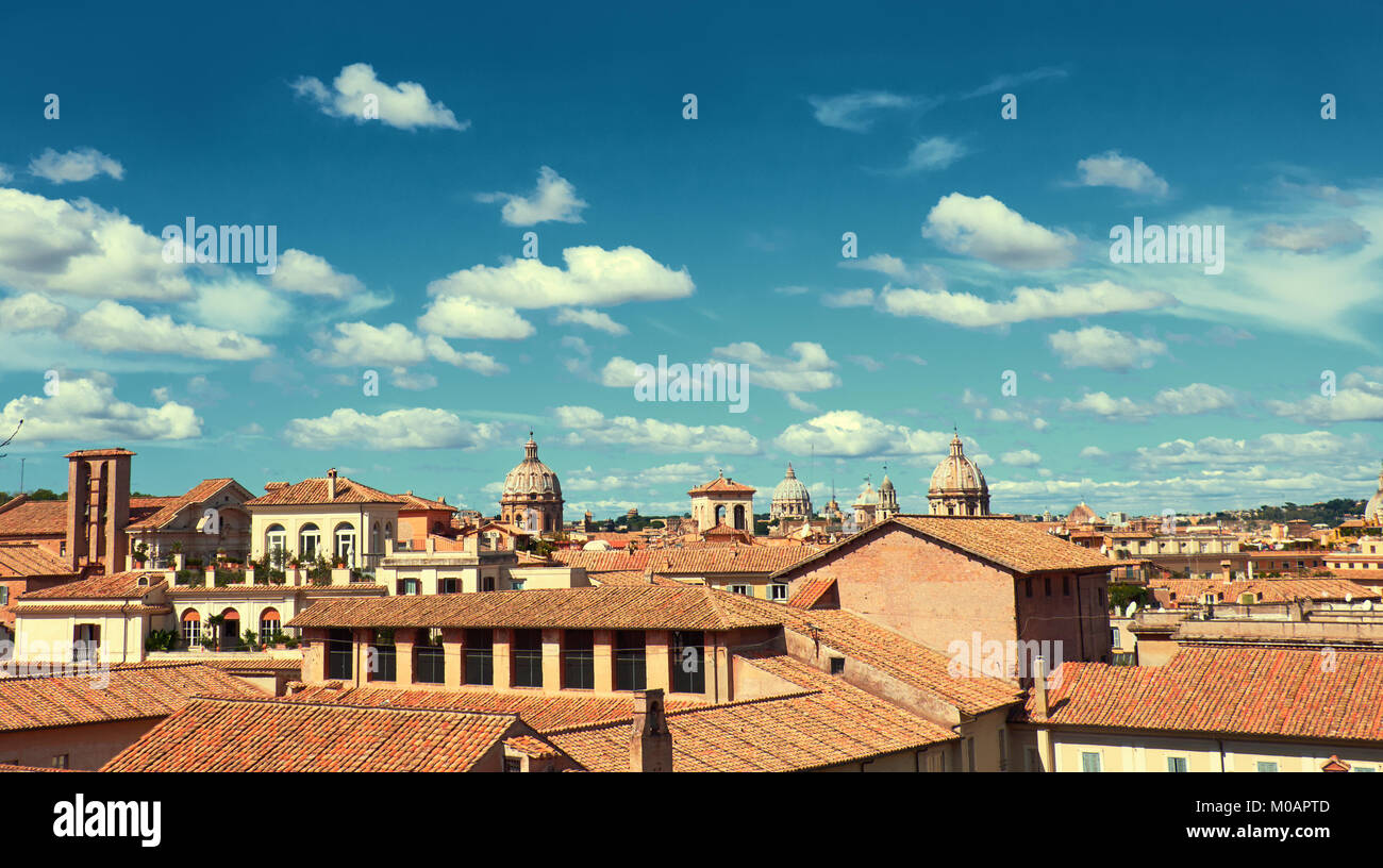 Roma, Italia, Bird view al lato di Capitol Hill con tetti e le chiese della città antica sul luminoso giorno Foto Stock