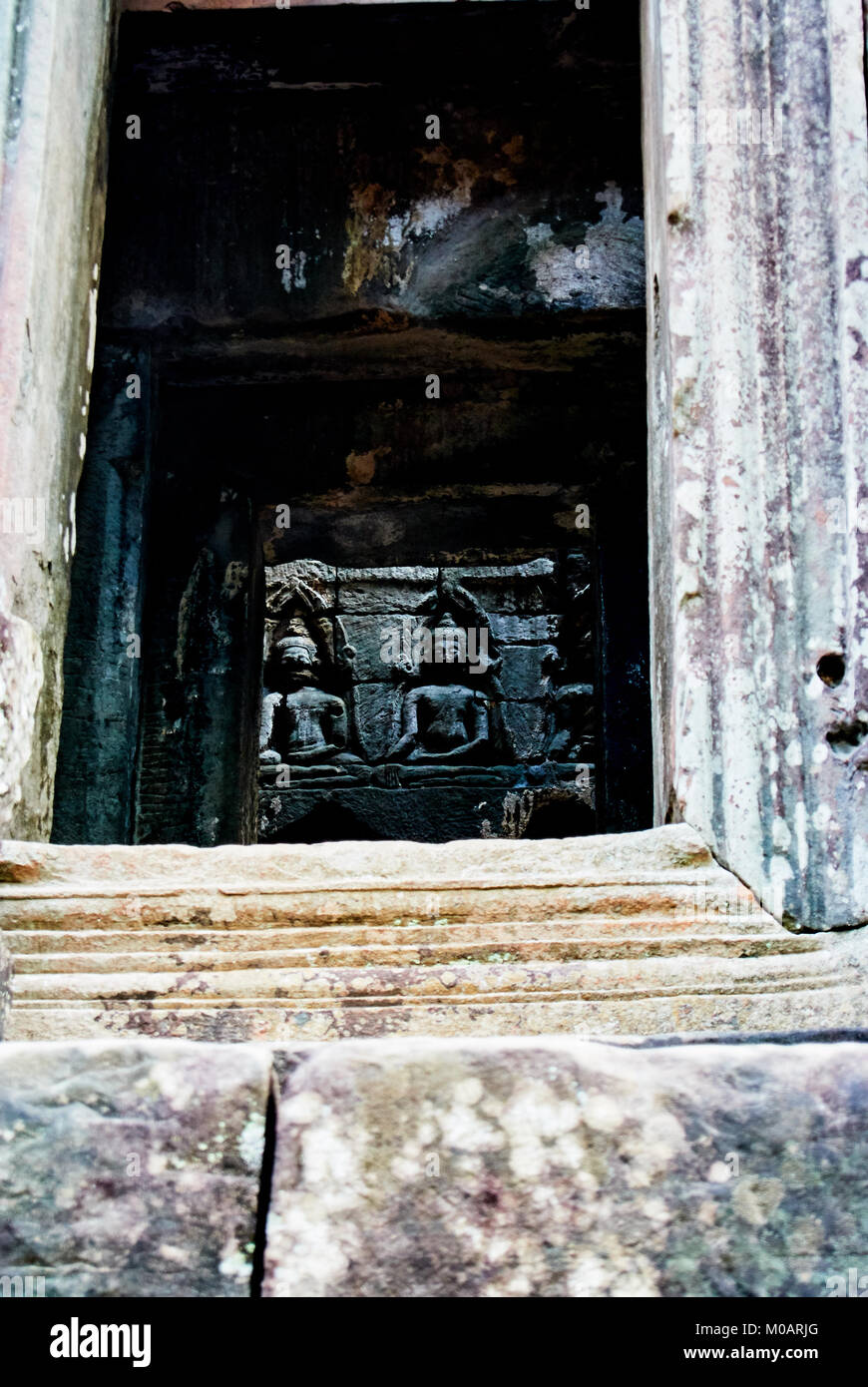 Edificio storico di Angkor Wat Thom Cambogia con sculture di devatas facce di pietra di serenità oceano di latte Foto Stock