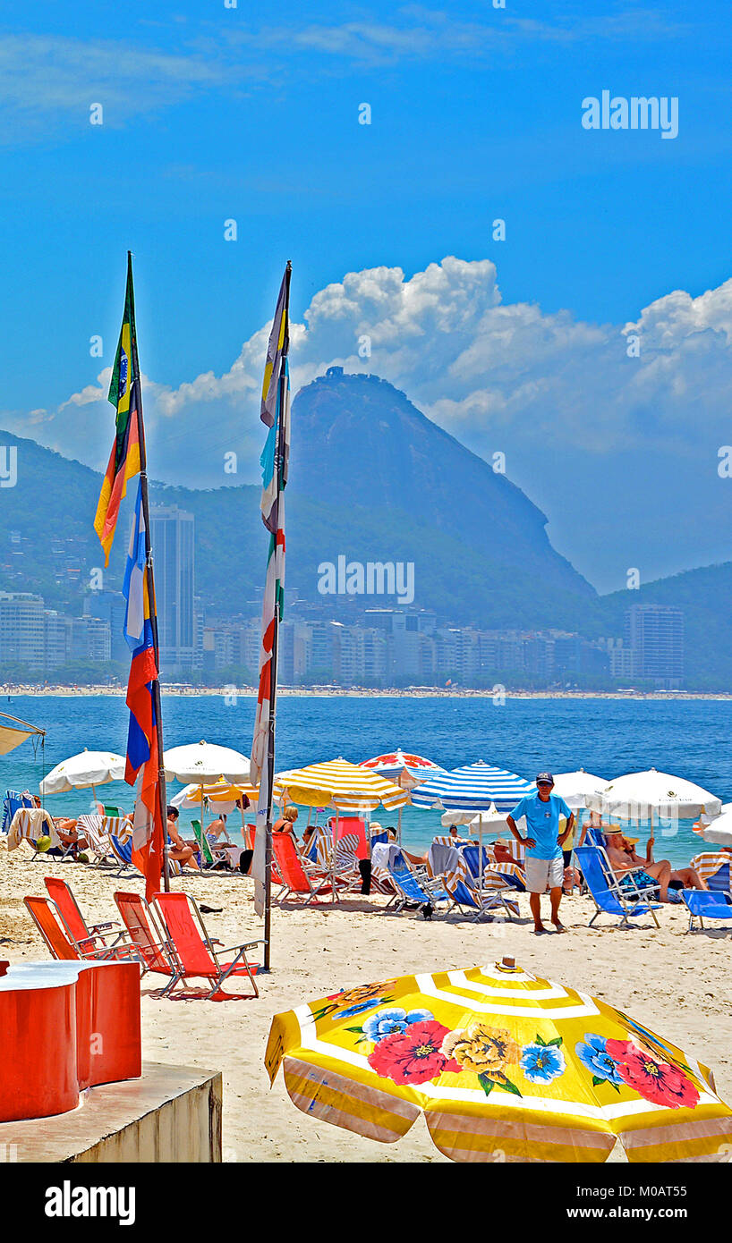 Sulla spiaggia di Copacabana, Rio de Janeiro, Brasile Foto Stock