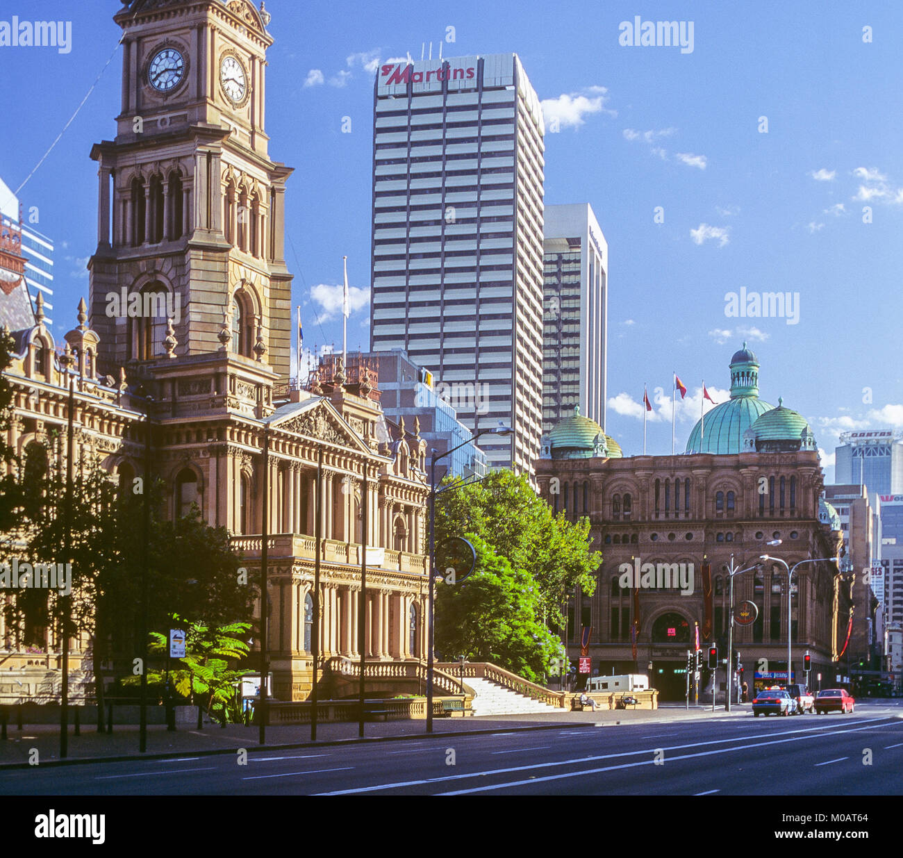 George Street si estende a 3 km da piazza della stazione per le rocce nel CBD di Sydney. Tra il 2012 e il 2018, la strada subì un tram di installazione del sistema. Foto Stock