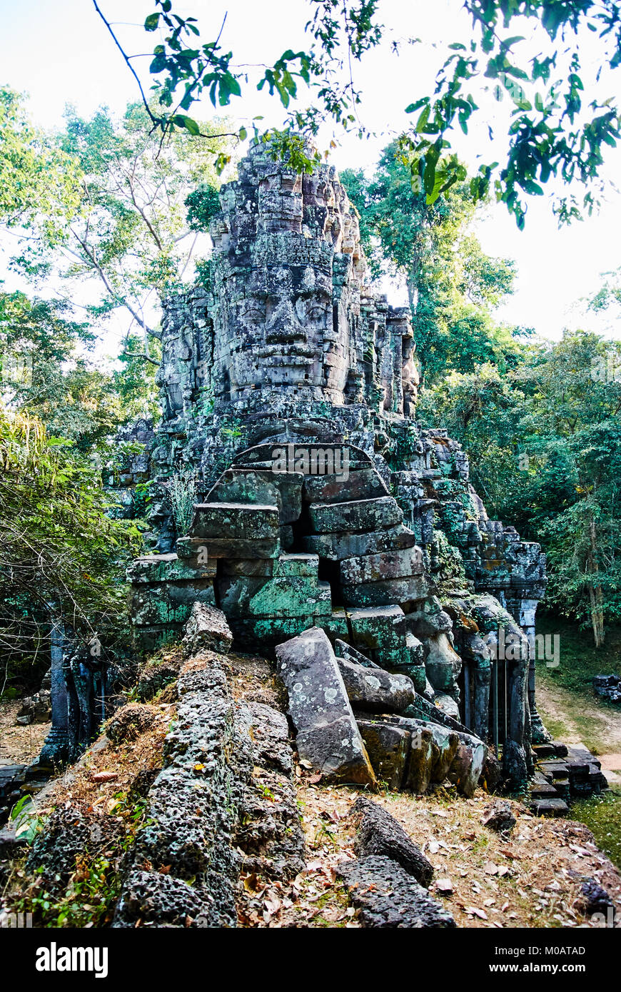 Edificio storico di Angkor Wat Thom Cambogia con sculture di devatas facce di pietra di serenità oceano di latte Foto Stock