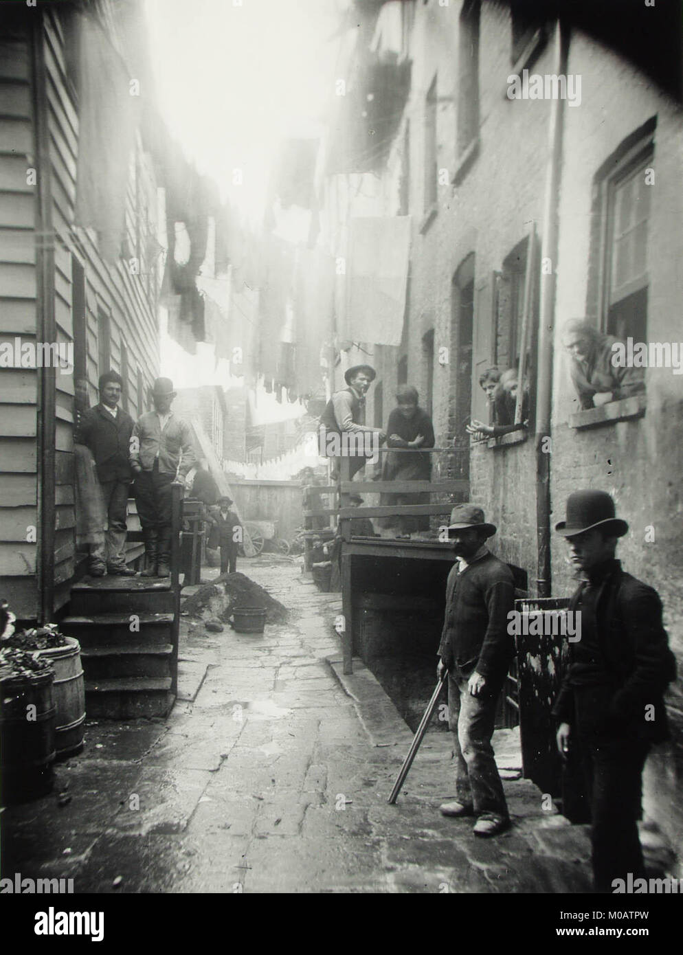 Bandit il posatoio, situato nella famigerata curva Mulberry cinquantasette anni dopo i commercianti proposto loro 1831 'petizione per avere i cinque punti aperti'. Foto di Jacob Riis, 1888. Foto Stock
