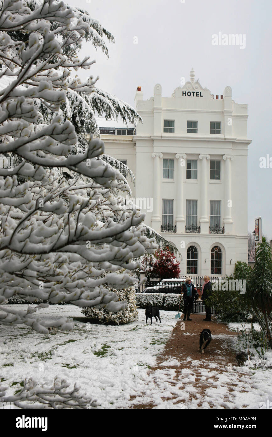 La mezzaluna e Anglesey Hotel dalla Crescent giardino, Alverstoke, Gosport, Hampshire, Inghilterra: improvvisa tempesta di neve in aprile 2008 Foto Stock