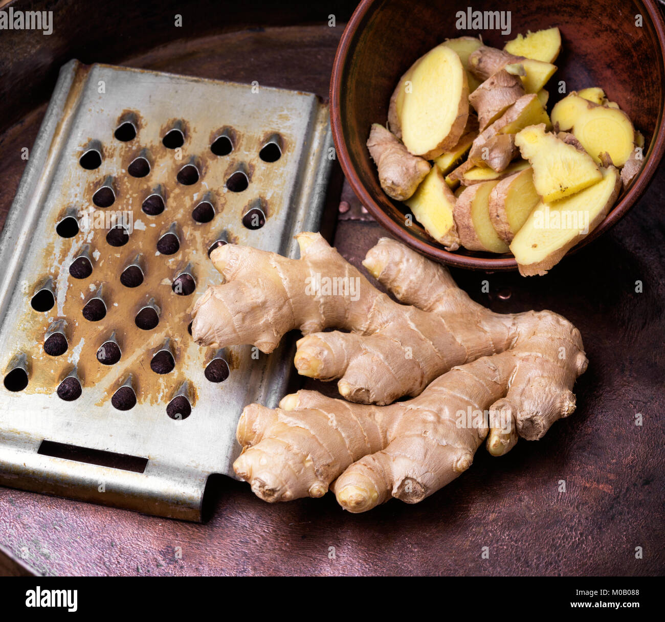 Fresco intero di radice di zenzero medicinali. Alimentazione sana Foto Stock