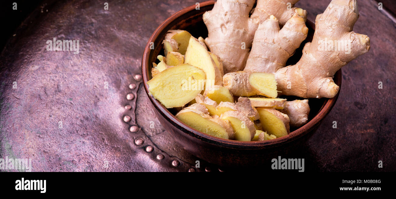 Fresco intero di radice di zenzero medicinali. Alimentazione sana Foto Stock