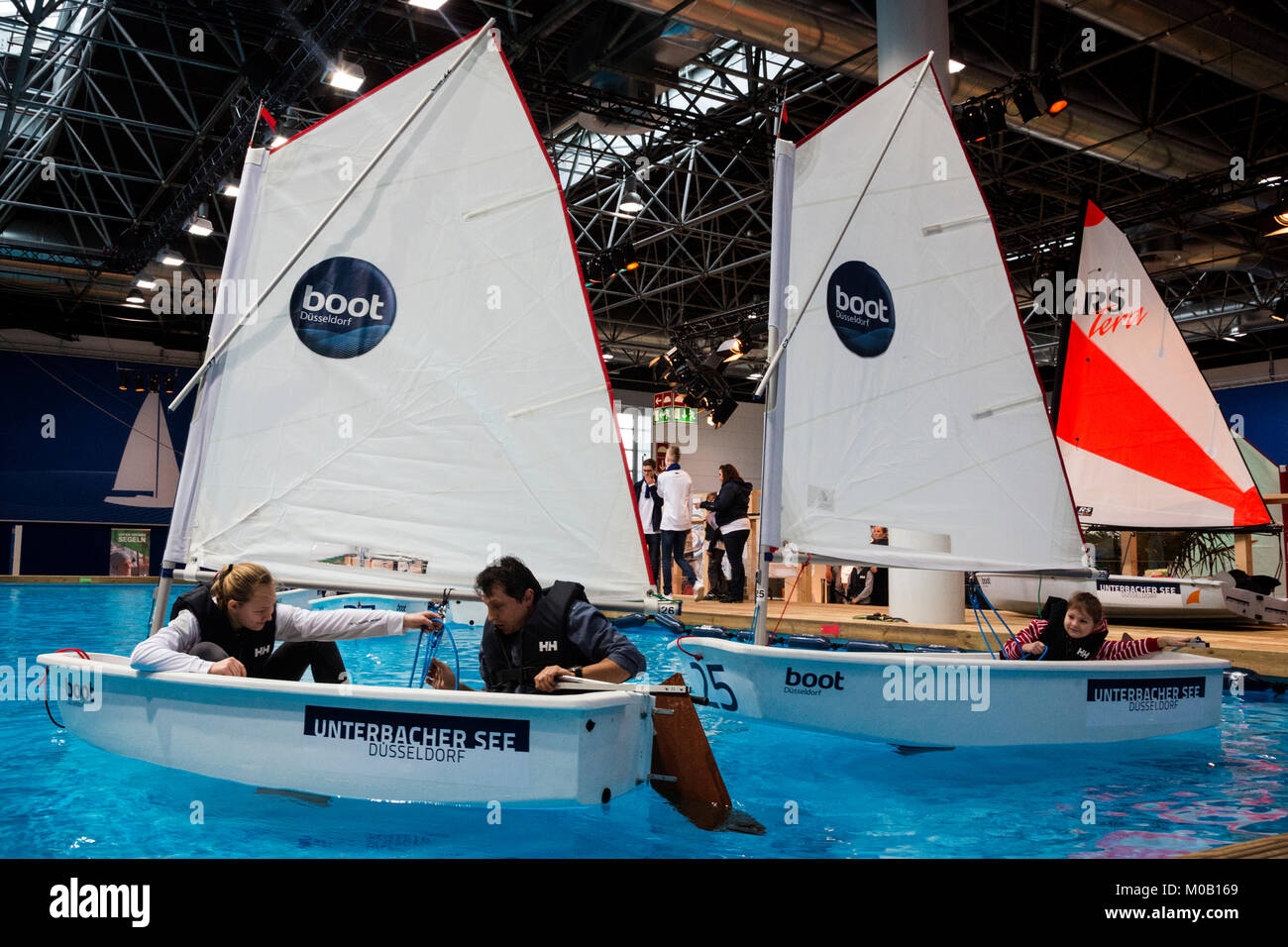 Düsseldorf, Germania. Gli ospiti godono di una esperienza di vela. boot Düsseldorf 2018, la più grande nel mondo barca & sport acquatici mostra apre a Düsseldorf Exhibition Centre. Con 1,923 espositori provenienti da 68 paesi, tra cui 1.085 produttori internazionali, boot Düsseldorf corre fino al 28 gennaio 2018. Foto Stock