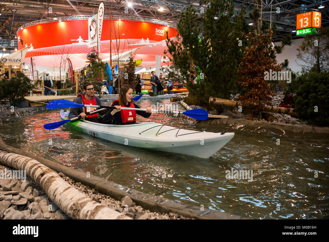 Düsseldorf, Germania. Canoa esperienza per i visitatori. boot Düsseldorf 2018, la più grande nel mondo barca & sport acquatici mostra apre a Düsseldorf Exhibition Centre. Con 1,923 espositori provenienti da 68 paesi, tra cui 1.085 produttori internazionali, boot Düsseldorf corre fino al 28 gennaio 2018. Foto Stock