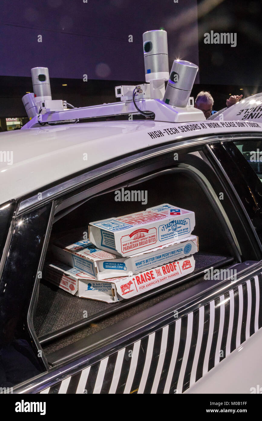 Detroit, Michigan - un esperimento di auto-guida Ford Fusion, attrezzate per offrire Domino's Pizza, sul display al North American International Auto Foto Stock