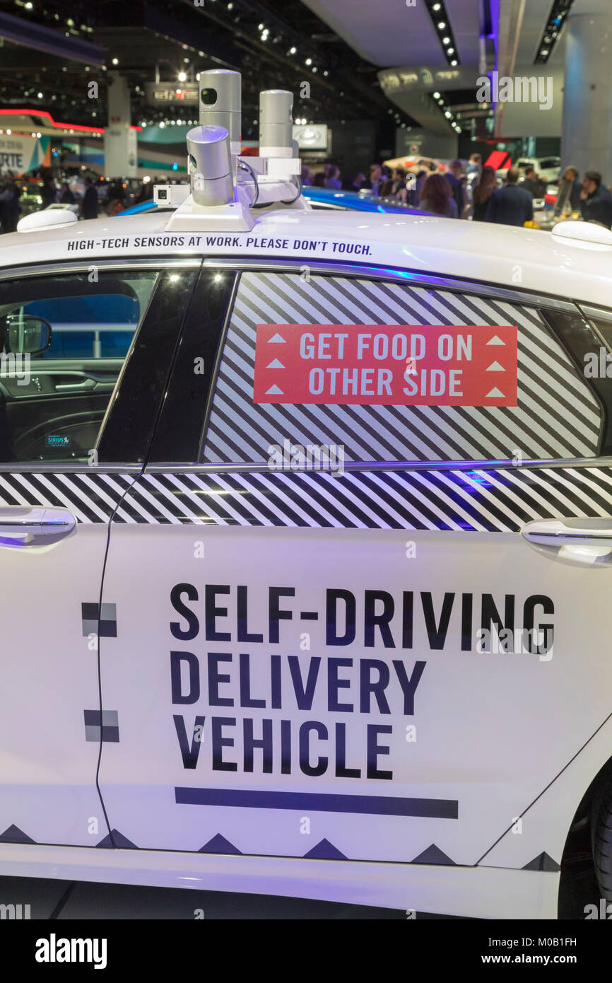 Detroit, Michigan - un esperimento di auto-guida Ford Fusion, attrezzate per offrire Domino's Pizza, sul display al North American International Auto Foto Stock