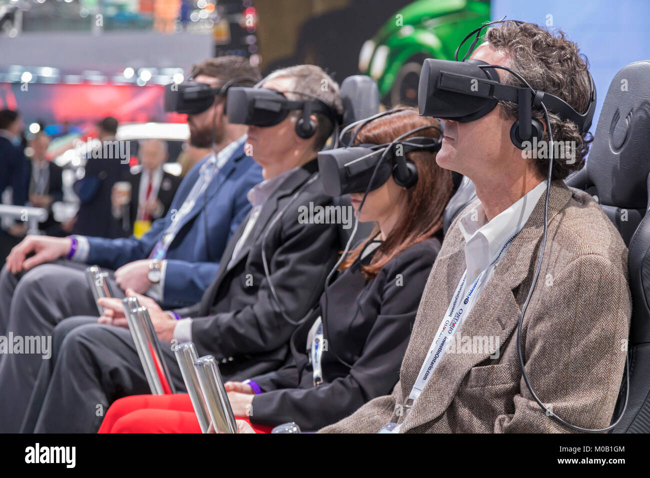 Detroit, Michigan - la gente a prendere una realtà virtuale viaggio attraverso la "città del domani" a Ford futura mobilità VR esperienza durante l'America del Nord Foto Stock