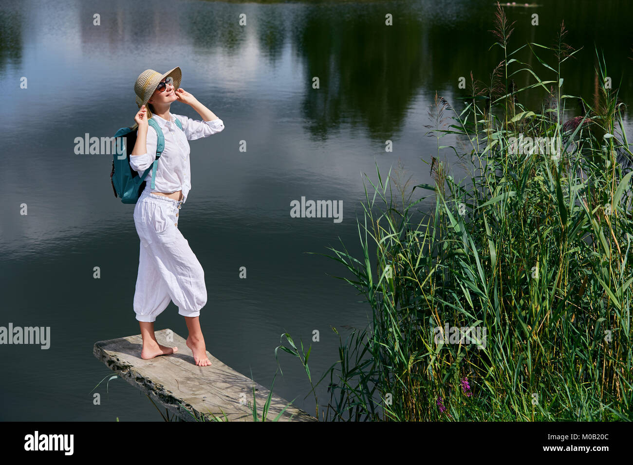 Giovane donna in appoggio vicino al lago Foto Stock