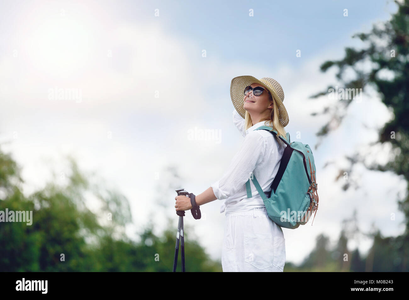 Giovane donna con la camminata nordica pols Foto Stock