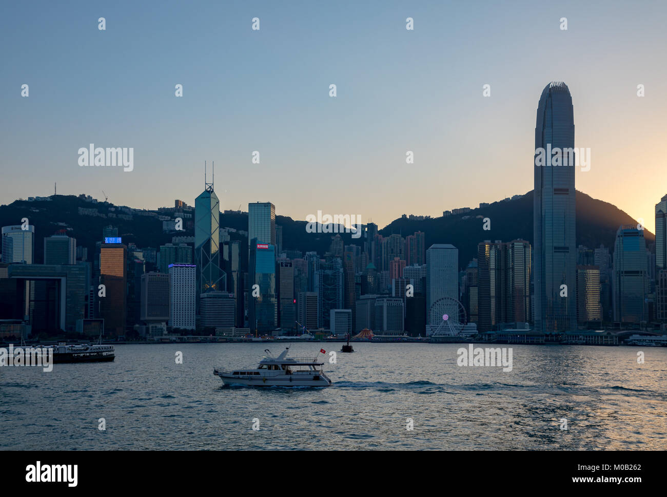 Jan 14, 2018 Hong Kong Cina Asia Hong Kong Island da Tsim Sha Tsui, attraverso il porto di Hong Kong nella tarda sera Foto Stock