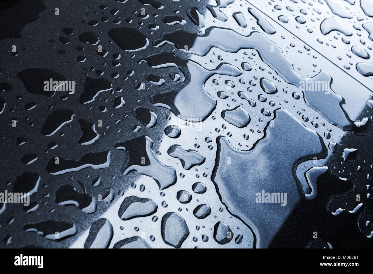Wet nero lucido la superficie della pietra con goccioline di acqua, foto di sfondo Foto Stock