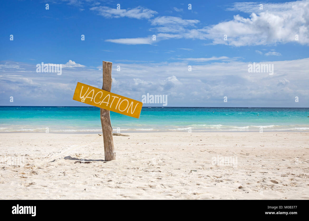 Il vecchio segno di legno su una spiaggia caraibica Foto Stock