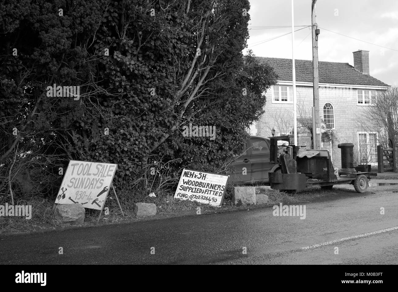 Gennaio 2018 - Lato Strada business, vendendo le caldaie a combustibile solido incendi - Meare, Somerset, Inghilterra. Foto Stock