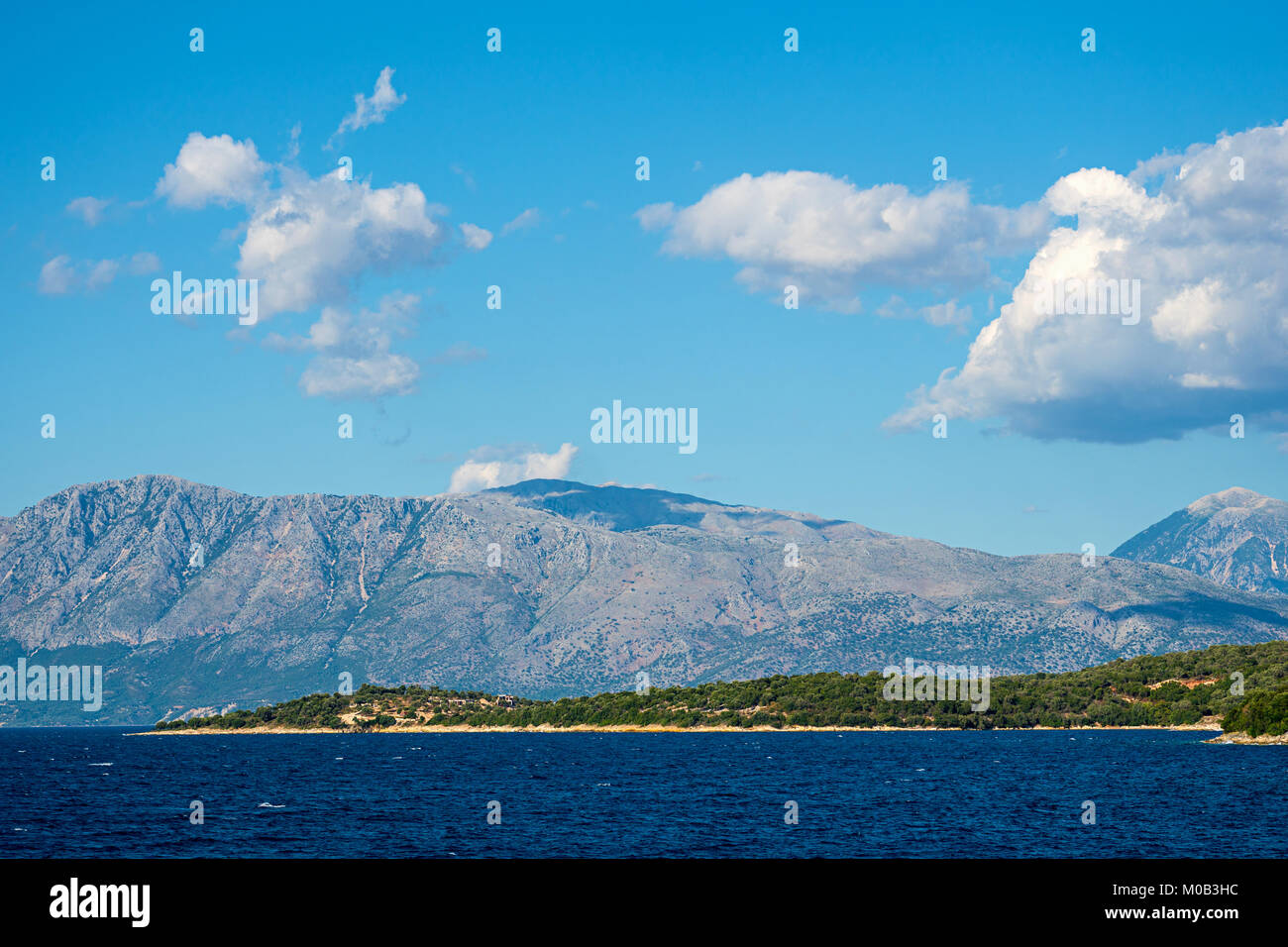 Il profondo blu del mare con le montagne su un orizzonte in una distanza Foto Stock