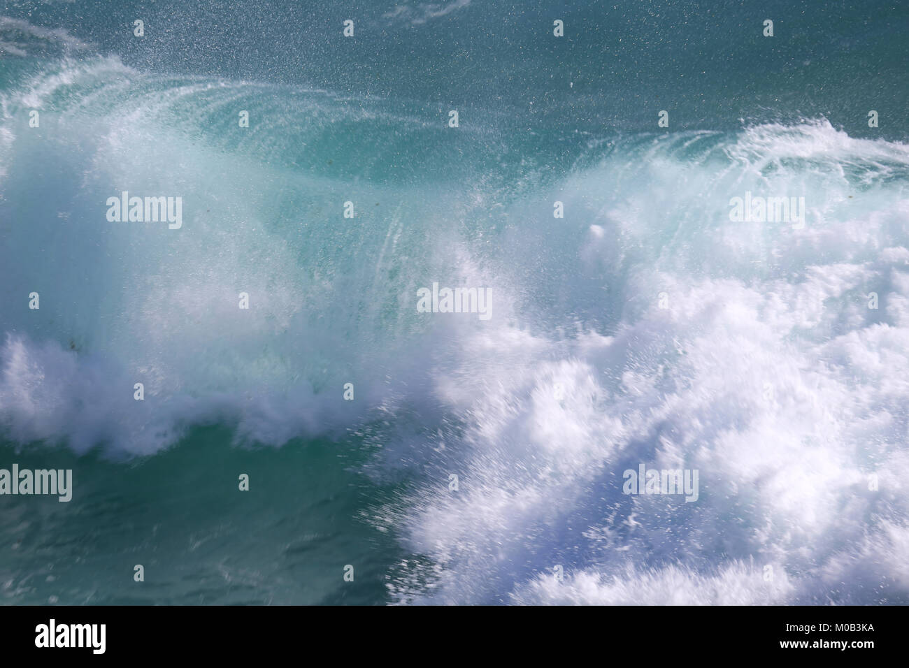 Atlantico tempesta di onde che si infrangono sulla costa irlandese, la penisola di Dingle, wild atlantic modo, County Kerry, Irlanda, Foto Stock