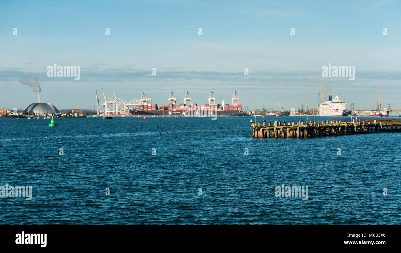 Un colpo alla ricerca attraverso Southampton acqua da verso il contenitore porta dalla città Quay. Foto Stock