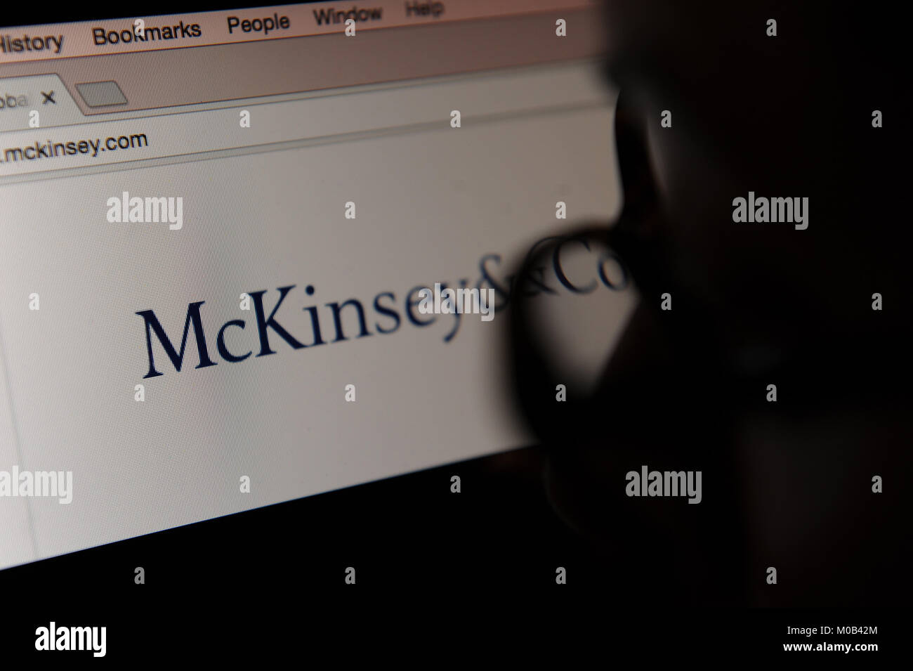 Una donna guarda di McKinsey & Company sito web Foto Stock