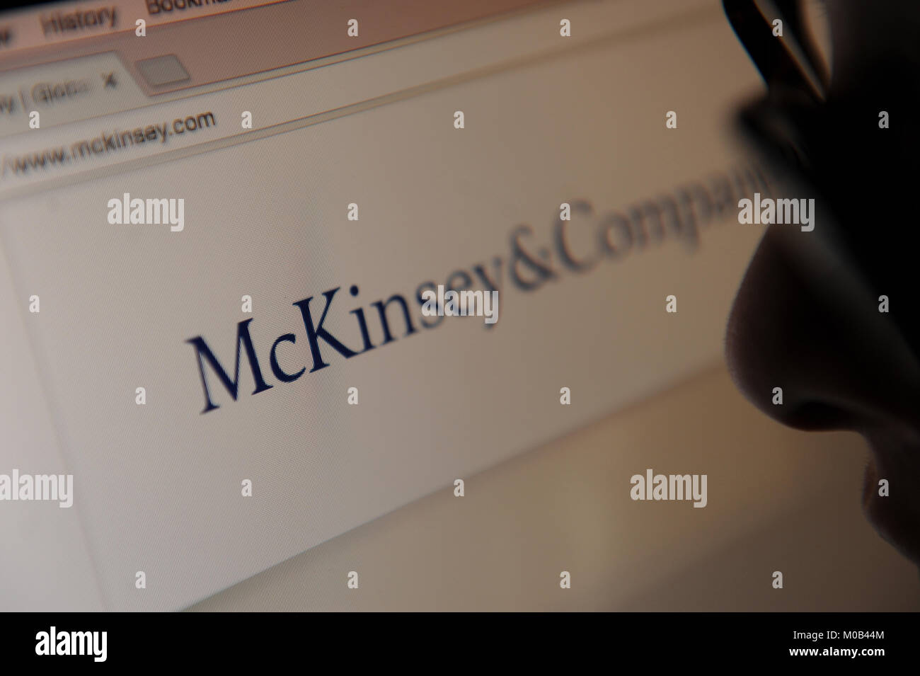 Una donna guarda di McKinsey & Company sito web Foto Stock