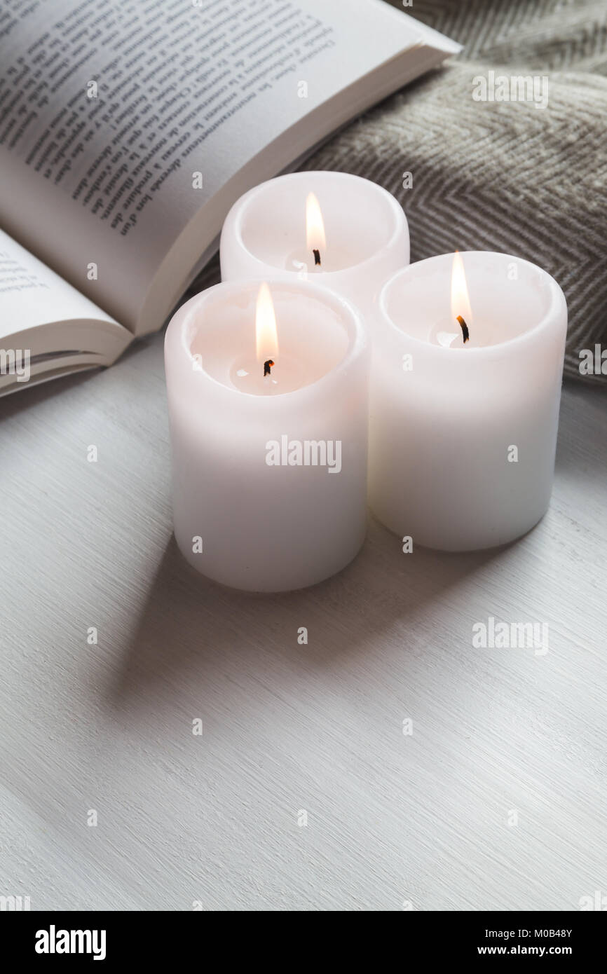 Leggere le candele immagini e fotografie stock ad alta risoluzione - Alamy