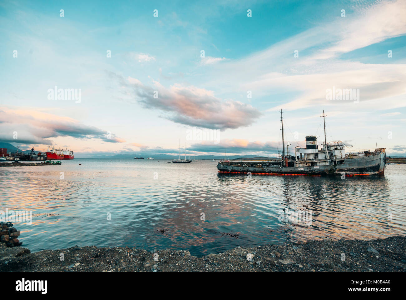 Naufragio in Ushuaia Harbour con una drammatica sky in background, Ushuaia Tierra del Fuego Argentina Foto Stock