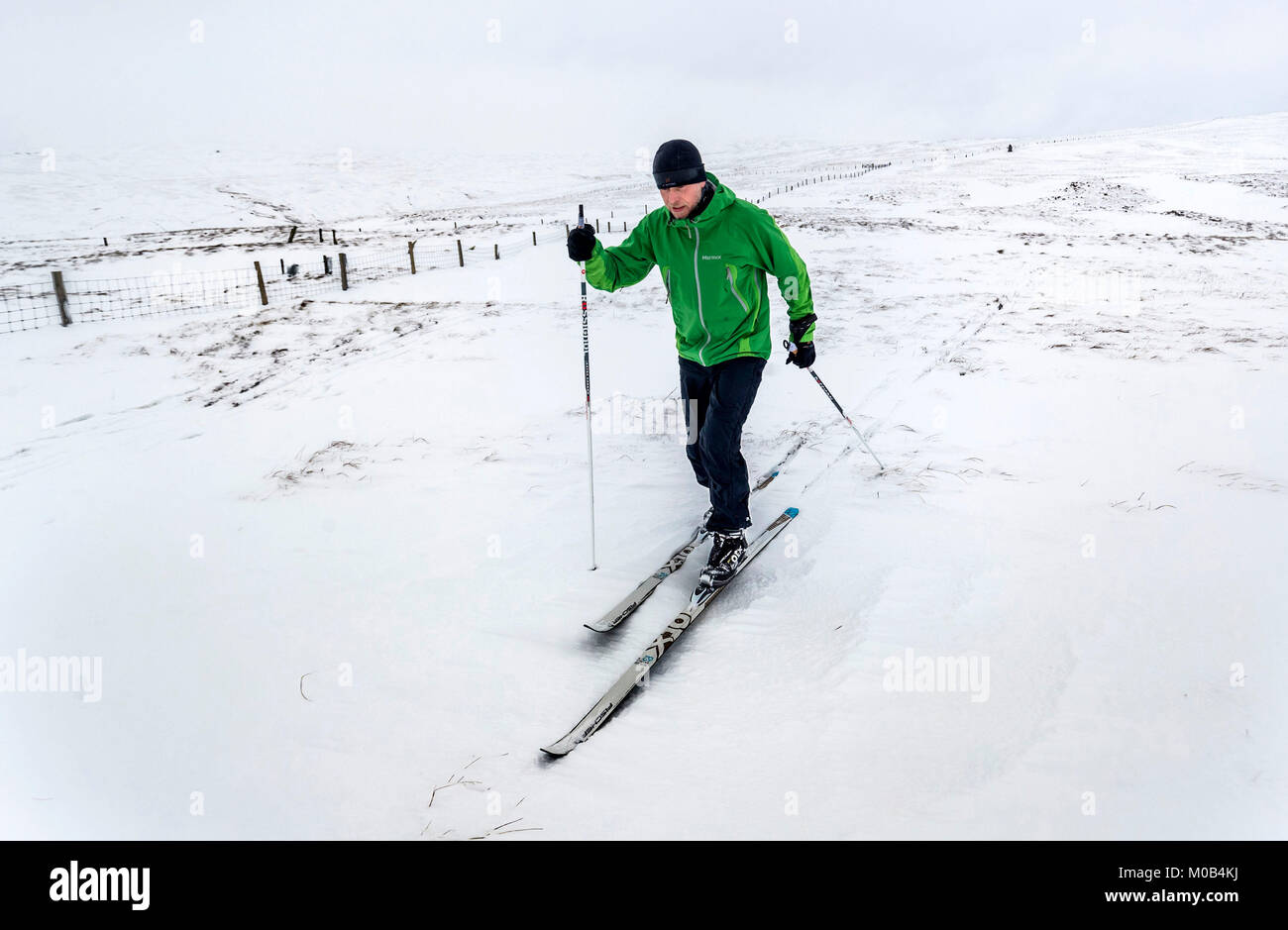 Un fondista nella neve vicino Buttertubs passano nel Yorkshire Dales National Park come gli automobilisti sono stati sollecitati a diffidare di ghiaccio sulle strade dopo interruzioni nelle zone colpite dalla neve questa settimana. Foto Stock