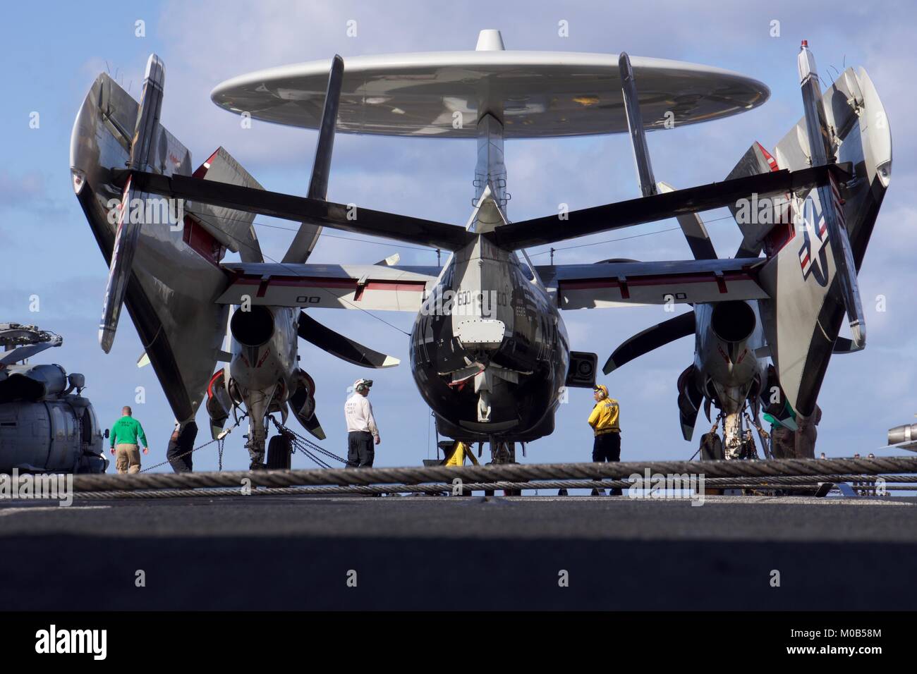 Velisti assegnati alla Nimitz-class portaerei USS Carl Vinson (CVN 70) eseguire la pre-controlli di volo su un E-2C Hawkeye in preparazione delle operazioni di volo. Foto Stock